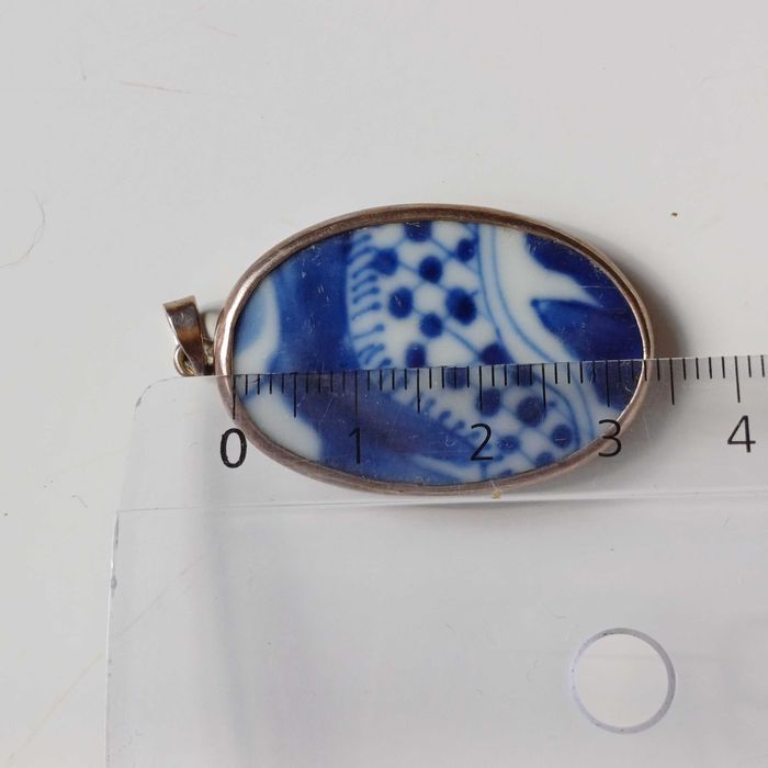 Medalha com Prata e Porcelana Azul e Branca, design oriental