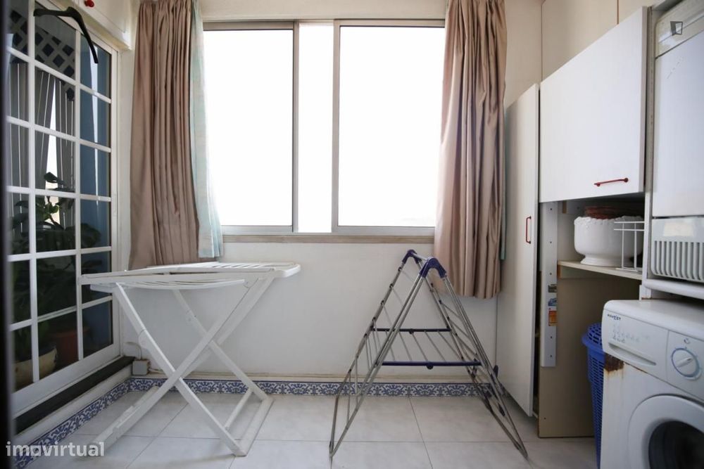 Quarto - localizado em Almada Lisbon