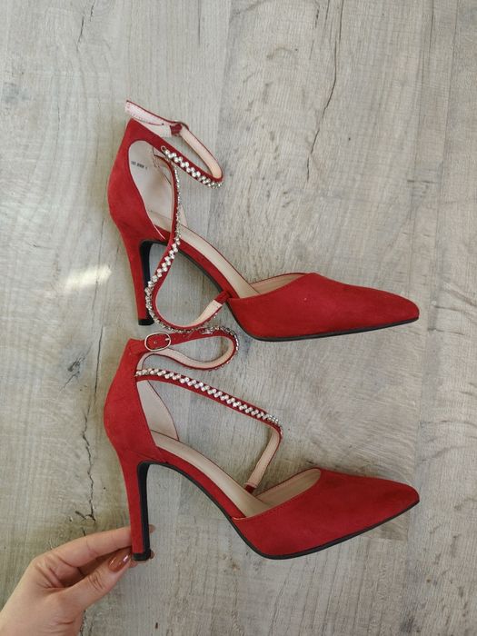 Czerwone szpilki cyrkonie ozdobne 38