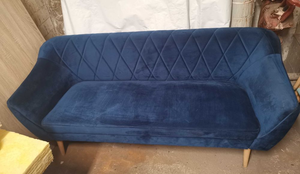 Sofa granatowa na drewnianych nogach