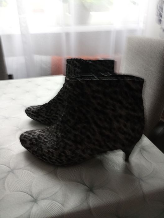 Piękne buty do kostek na niewysokim obcasie