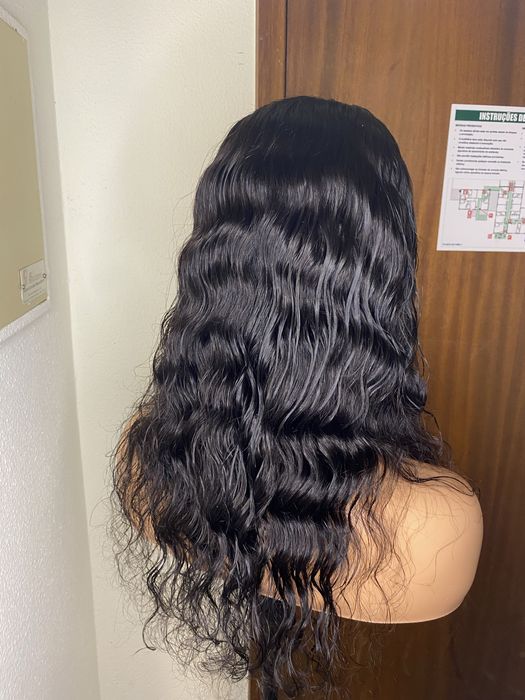 Peruca Humana Ondulada 18” Preta – Lace Closure 4x4