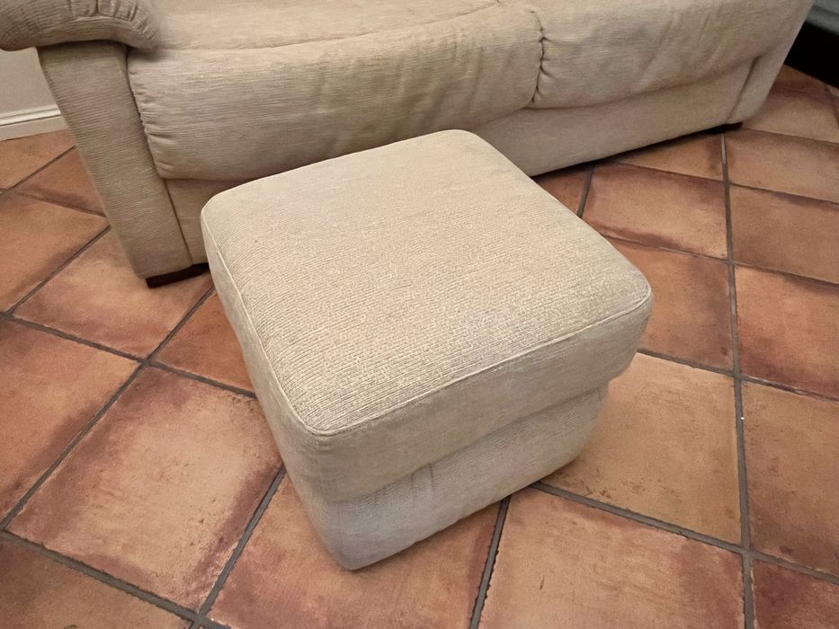 Sofá 3 Lugares na cor bege