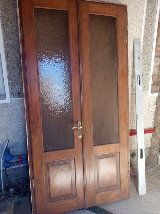 Двері двохполовинкові.