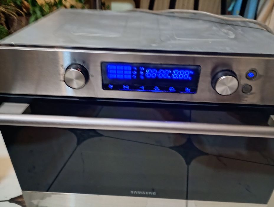 Продам духовку на кухню