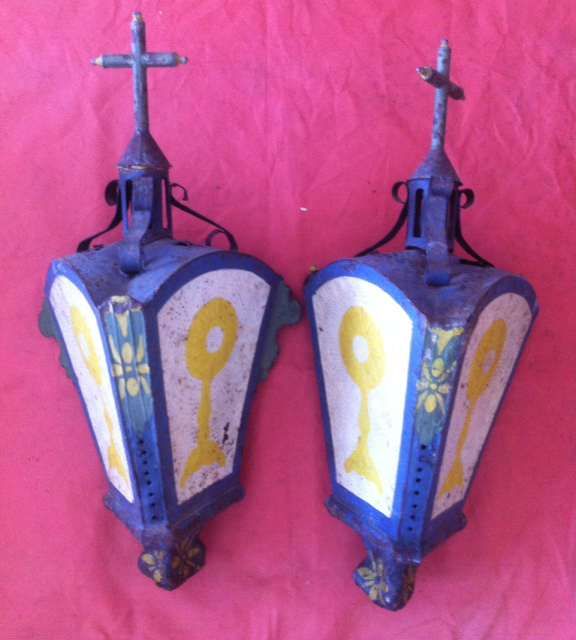Antigo par candeeiros tochreiros lanternas procissão folha de flandres