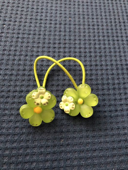 Gumka do włosów z ozdobnymi kwiatuszkami