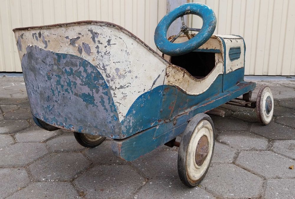 Carro a pedais antigo