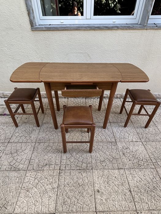 Mesa e bancos em bom estado