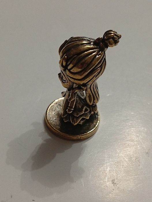 Figurka metalowa mosiądz elf wysokość 4 cm długość 2 cm .