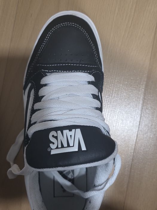 Vans pretas e brancas