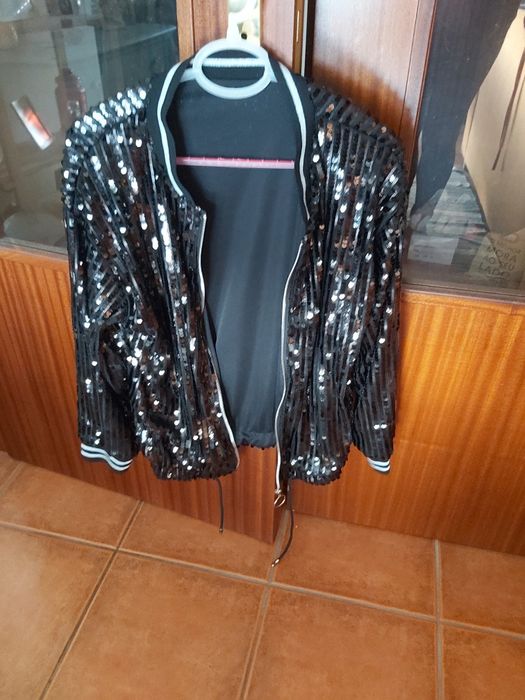 Casaco preto de lantejoulas