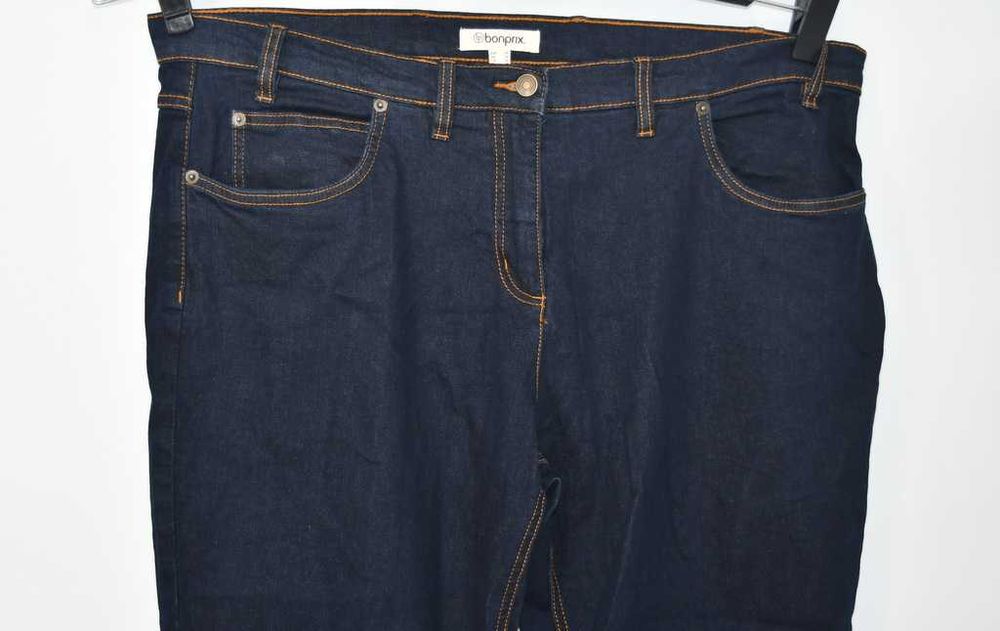 Granatowe jeansy z prostymi nogawkami Bonprix 50