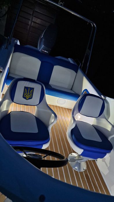 Катер для романтичних прогулянок.