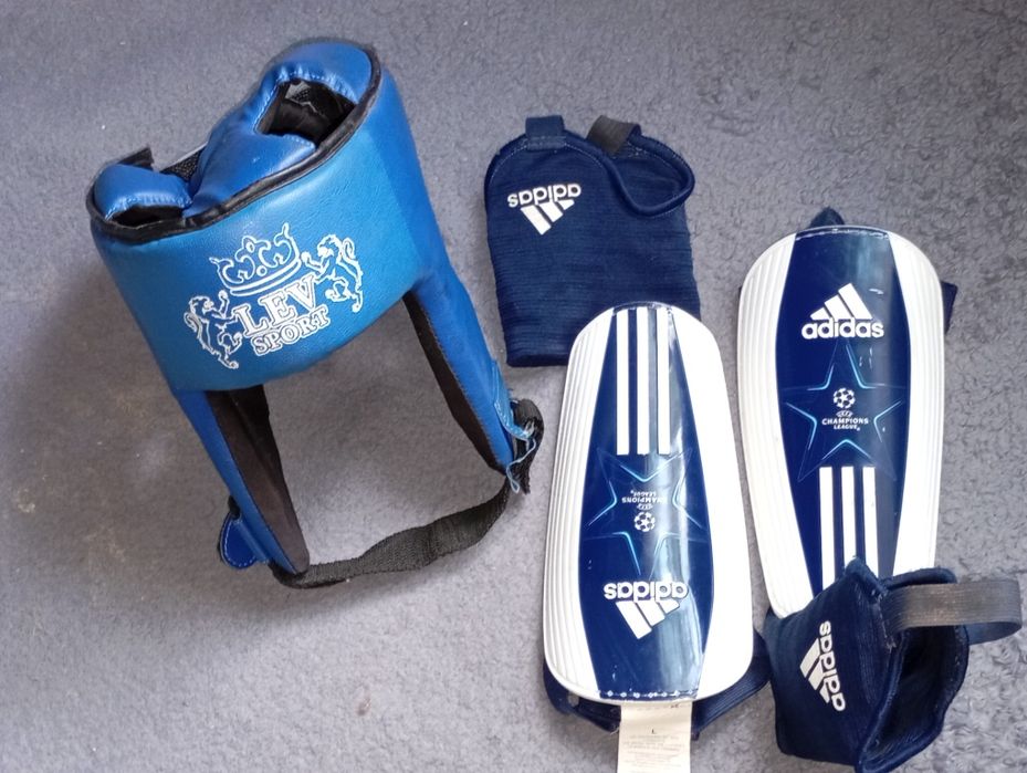 Шлем для бокса и футбольные щитки