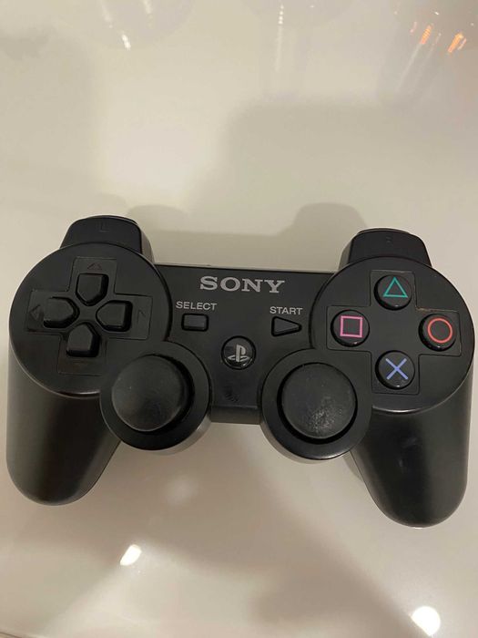 Playstation 3 Super Slim 500 GB em bom estado com 2 comandos e jogo