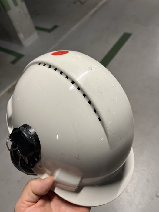 Kask 3M z ochronnikami słuchu