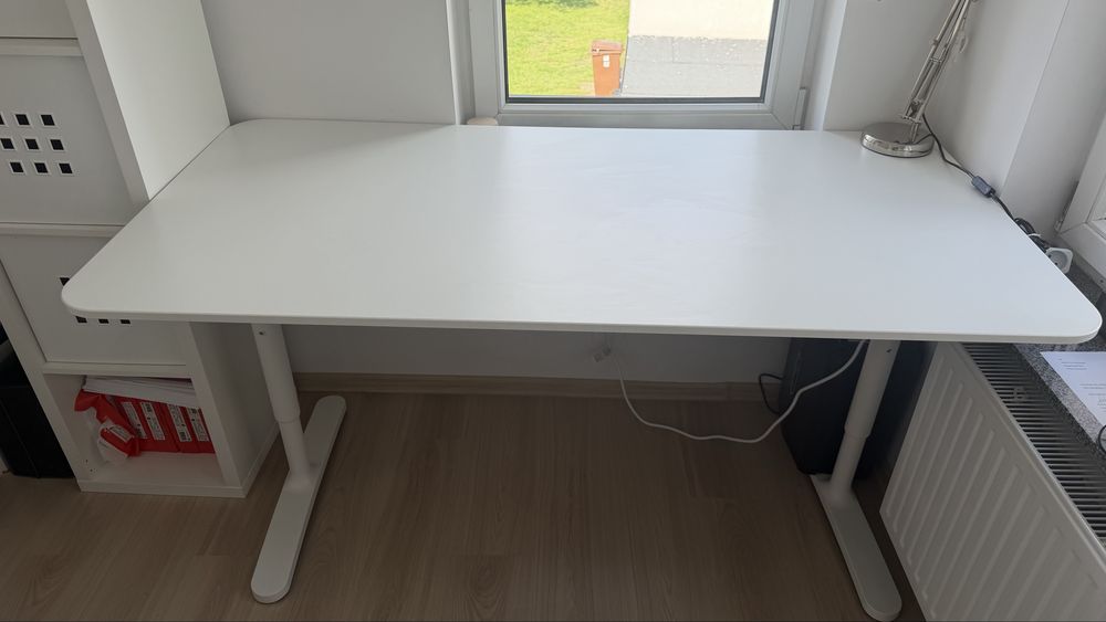 Biurko Bekant Ikea z regulacją wysokości