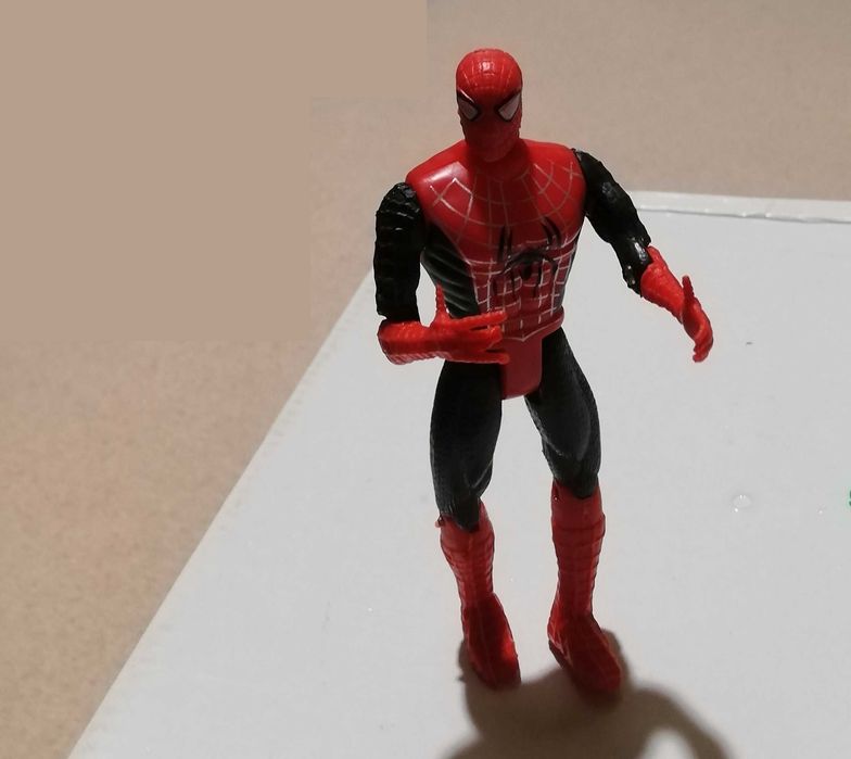 Bonecos articulados (Homem-Aranha e Mulher Formiga)