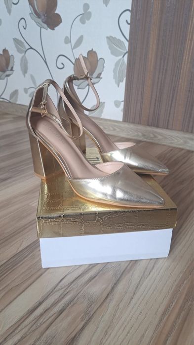 Złote sandały na obcasie