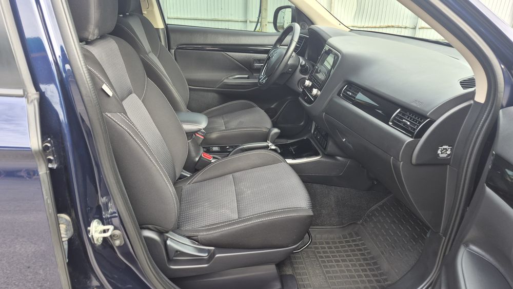 Продам офіційний  Mitsubishi Qutlander