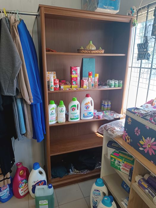 Полиця для офісу или магазина