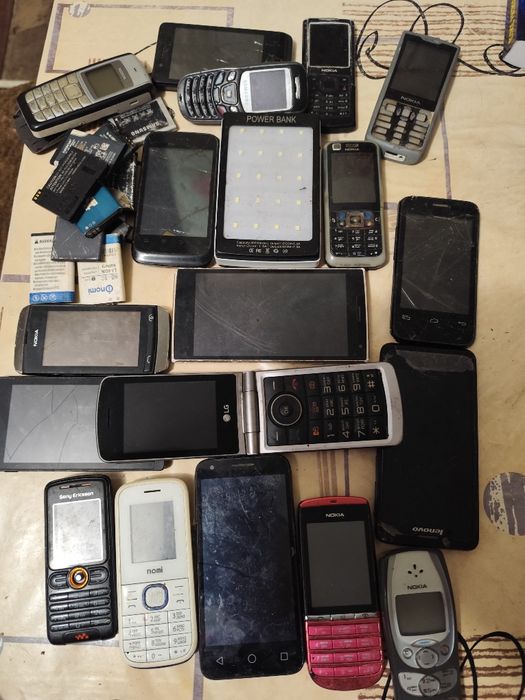 Лот старих телефонів на запчастини ,або для колекції