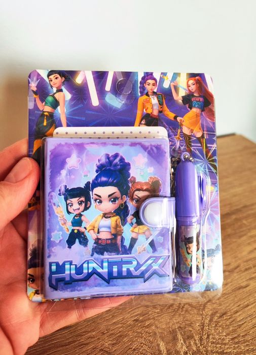 K-pop Demon Hunters - notes z piórem.