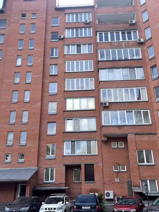 Паркомісце в паркінгу