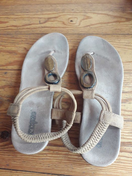 Sandalias numero 39 com elastico atrás, são um pouco largas.