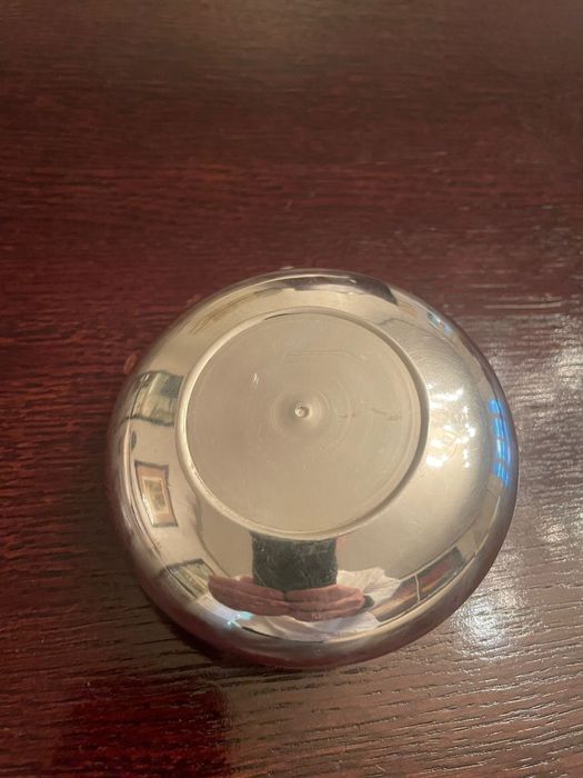 Cinzeiro em casquinha com tampa articulada