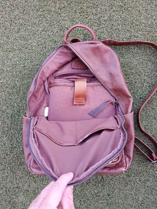 Mochila Castanha em Pele Sintética – Vários Compartimentos e Bolsos