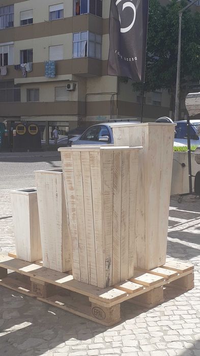 Bonitos vasos de madeira para interior e exterior