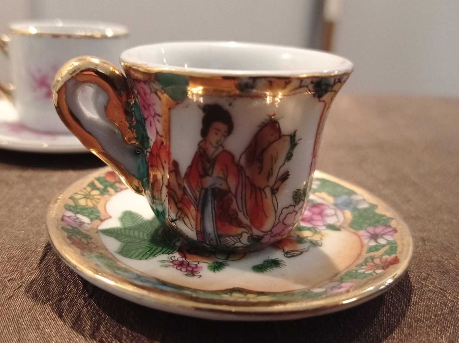 Chávenas em miniatura para coleção