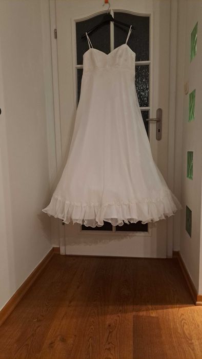 Suknia ślubna na ramiączkach