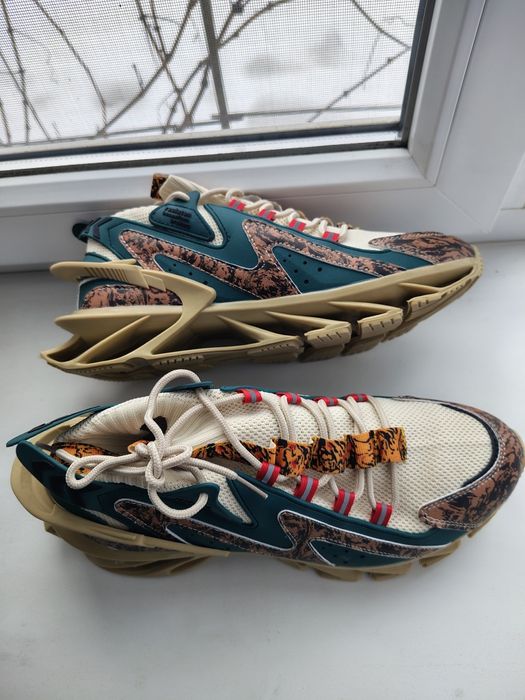 Кросівки  з модним принтом