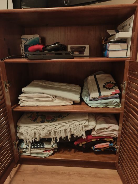 Cómoda em Madeira Maciça 80x46x108cms