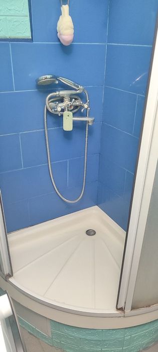 Продам душ кабіну,умивальник, дзеркало, унітаз