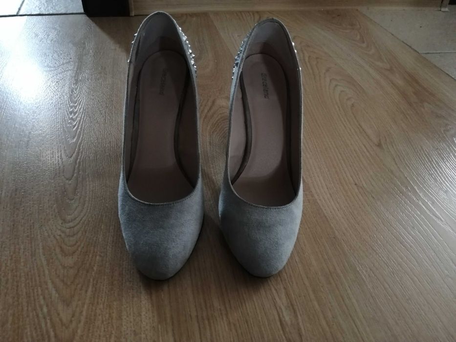 Szare buty na obcasie z dżetami