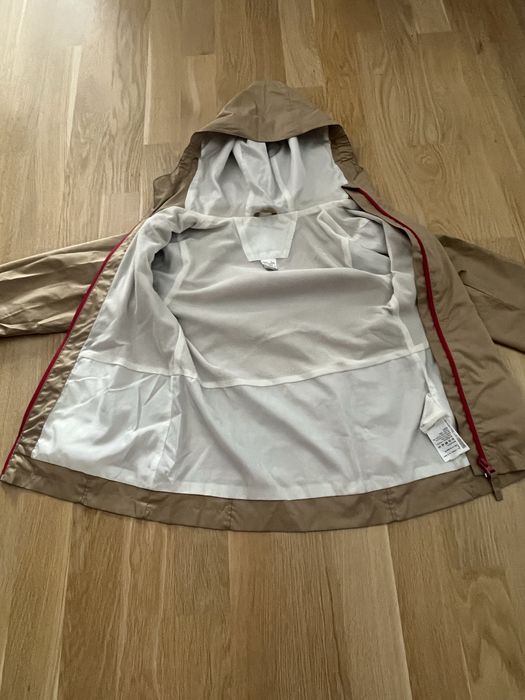 Легка вітровка Quechua від Decathlon