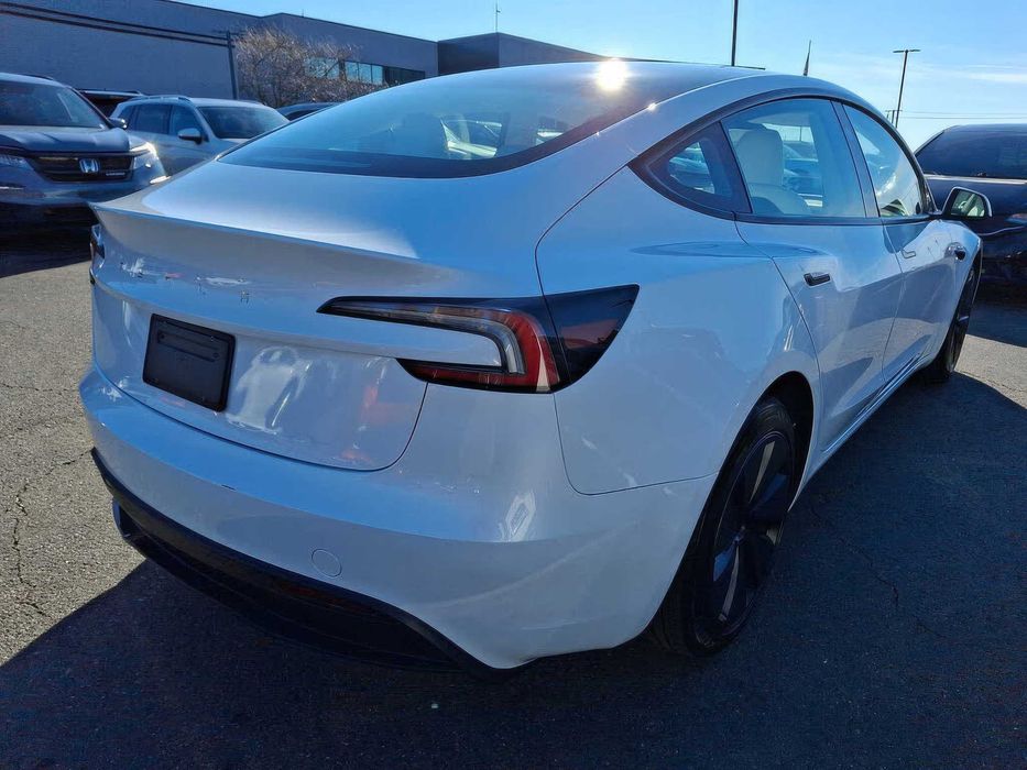 Tesla Model 3      2024