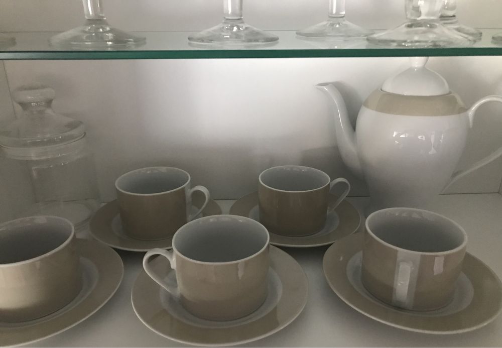 Serviço chá bule, chavenas e prato