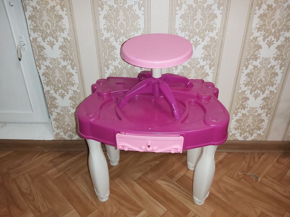 Трюмо детское с стульчиком