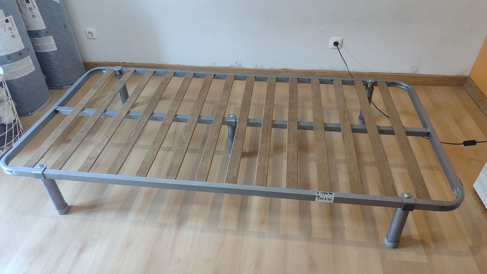 Estrado/ cama com pés