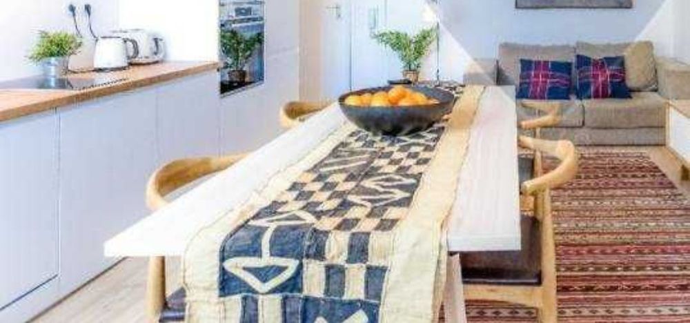 Mesa de sala de jantar , com tampo em carvalho .  Dimensões: 90x200 cm