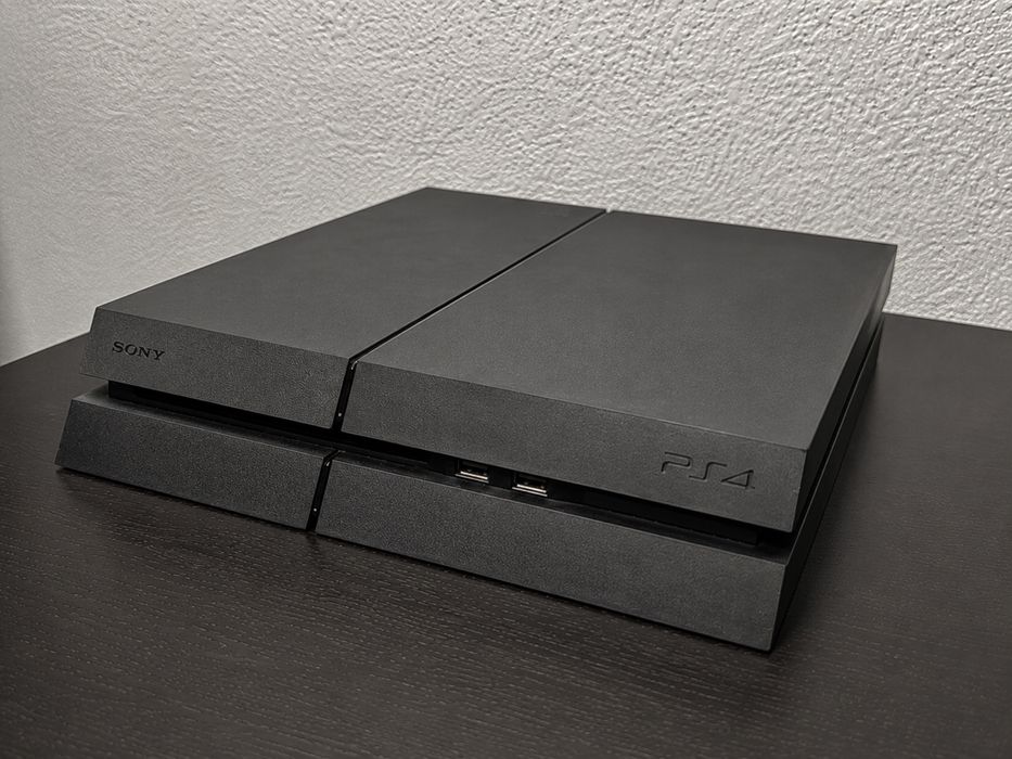 PS4 com comando em bom estado