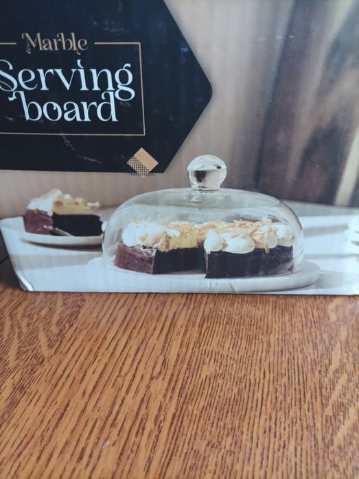 Marmurowa patera ze szklanym kloszem