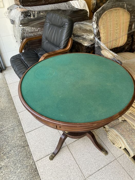 Mesa de jogo convertível c/ tampo de madeira maciça de mogno. Com tabuleiro de xadrez e damas e quatro gavetas.Pés em metalCadeirão em pele de bufalo.