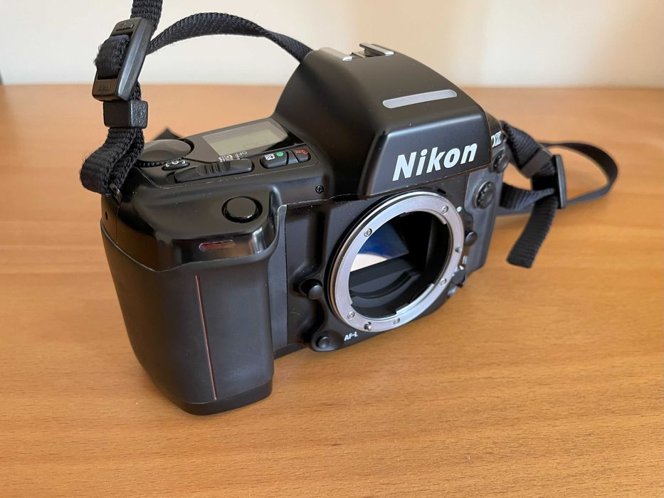 Nikon F90X + Lente Nikon 28-70mm 1:3.5 - 5.5D + saco