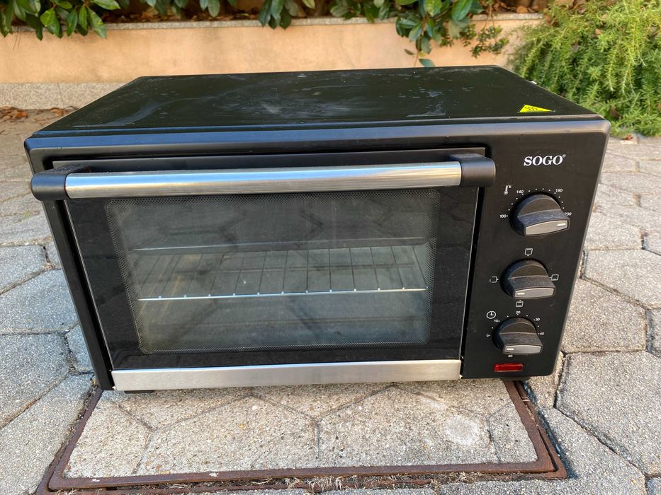 Forno pequeno em bom estado.